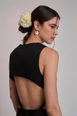 Chaleco marrón con escote en V y cierre frontal con botones.