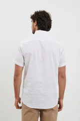 Camisa celeste de manga corta con cuello abotonado y bolsillo en el pecho.