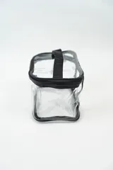 Neceser transparente con cierre superior y ribetes negros.