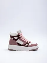 Zapatilla acordonada de caña media en tonos rosa y beige, con una plataforma de 5 cm y detalles de símil cuero.
