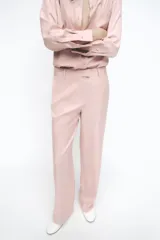 Pantalón de vestir rosado, de tiro alto y pierna ancha.