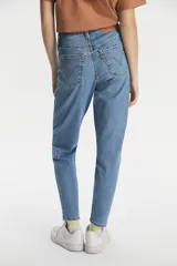 Jean de tiro alto color celeste, con corte tapered y diseño de 5 bolsillos.
