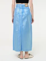 Falda larga de denim azul con detalles metalizados y abertura frontal.