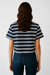 Remera de algodón a rayas horizontales en tonos beige y marrón, de corte holgado y cuello redondo.