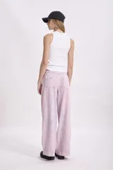 Pantalón de jean de corte ancho, color rosa con efecto tie-dye en lila. Tiro alto y bolsillos delanteros y traseros.