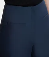 Pantalón wide leg de sastrería color azul marino, con bolsillos delanteros incorporados.