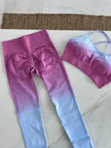 Conjunto deportivo de calza larga con efecto push-up y top con tirantes regulables, color lila con degradado a verde agua.