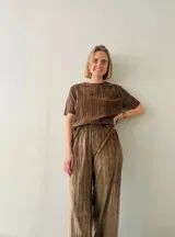 Pantalón palazzo color moka de terciopelo plisado con cintura alta y corte holgado.