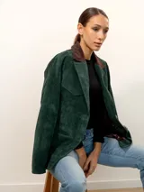 Blazer verde pino de gamuza con cuello marrón chocolate, bolsillos con solapa y botones color hueso.