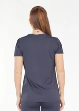Camiseta deportiva azul con tejido transpirable de secado rápido y logo pequeño en el pecho.