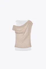 Camiseta blanca con musculosa gris superpuesta con escote asimétrico.