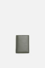 Billetera vertical negra de cuero texturizado con compartimento para billetes y tres ranuras para tarjetas en cada lado.