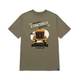Remera color verde militar con estampa frontal de tractor amarillo y texto "A Tractor Co. Sales & Service Mechanic On Duty 24/7 Let's Roll Caterpillar".