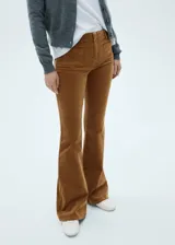 Pantalón de pana color marrón con tiro medio, corte acampanado y bolsillos delanteros de parche.