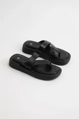 Sandalias negras de cuero sintético con plataforma y tiras anchas.