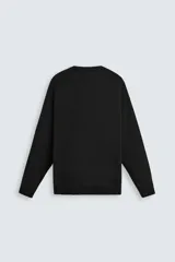 Jersey marrón de punto suave, corte regular, cuello redondo y manga larga con terminaciones en rib.