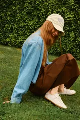 Camisa corta de denim celeste, con cuello americano, botonadura frontal, mangas largas con puños abotonados, bolsillo de parche en el pecho y bajo recto.