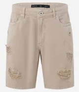 Bermuda masculina de sarga blanca, modelo slim, con rotos (destroyed) en la parte delantera de ambas piernas. Presenta cintura fija con trabillas, cierre de botón y cremallera, y bolsillos.