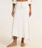 Pollera midi de jeans blanca, con trabillas en la cintura, cierre tradicional, bolsillos y ruedo asimétrico deshilachado.