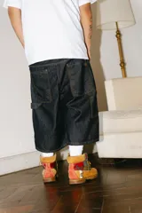 Bermuda carpintera de jean azul oscuro, corte baggy, con bordado dorado en el lateral, bolsillos grandes, bolsillo lateral y tira carpintera lateral.