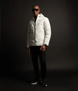 Campera deportiva blanca con capucha, cierre frontal con cremallera, bolsillos laterales y logo estampado en el pecho.