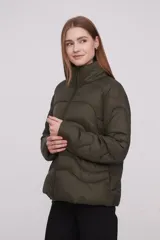 Campera de abrigo color verde militar, con cierre frontal y corte holgado, ideal para el invierno.