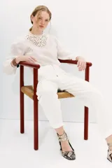 Pantalón cargo color blanco, de corte relajado con ajuste en los tobillos. Cuenta con bolsillos laterales con solapa, cintura con botón y cierre, y elástico en la espalda.