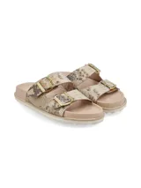 Sandalias bajas con estampado de piel de reptil, doble tira con hebillas doradas ajustables, plantilla de cuero y suela de goma.