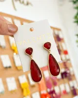 Aros colgantes con forma de lágrima, color rojo con borde dorado.