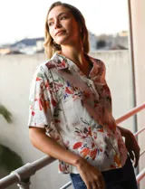 Camisa de lino estampada con cuello con solapa, escote en V y abertura central con botones. Marca Hester & Orchard.