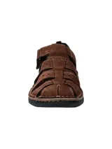 Sandalia de cuero marrón con aberturas y ajuste con velcro.