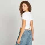 Camiseta corta blanca con estampado de letras rosas y azules con la frase "Moon Bay Malibu".