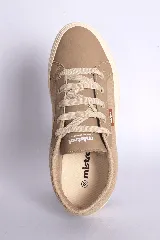 Zapatillas bajas color beige claro, con cordones y suela blanca.