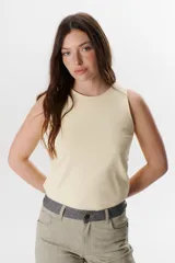 Musculosa marrón con cuello redondo y sisas anchas.