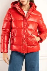 Campera engomada roja, con calce al cuerpo, capucha y cierre frontal, fabricada en poliéster.
