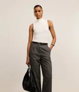 Pantalón de vestir gris oscuro, de corte recto y cintura alta, confeccionado en polivelour.