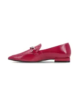 Zapato tipo mocasín plateado de cuero, con punta fina y detalle de cadena metálica plateada en el empeine.
