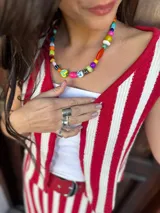 Collar corto con cuentas de colores de diferentes materiales: cristales checos, cuentas de madera y de cerámica. Se cierra con cadena de acero quirúrgico y ganchito para regular el largo.