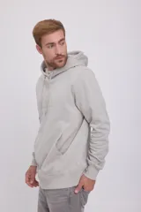 Hoodie tipo canguro color gris mineral, de manga larga con capucha y fit regular. Cuenta con un bolsillo y estampado de goma con tacto suave. Tejido Loop Back.