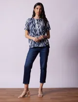 Blusa de algodón con estampado animal print en tonos grises, cuello redondo y manga corta.