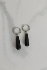 Par de aros colgantes con argolla plateada y dije en forma de gota de piedra natural negra.