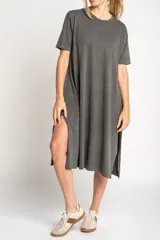 Vestido midi gris oscuro de algodón peinado, con corte recto, cuello redondo y mangas cortas.