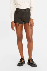 Short de jean negro con tiro alto, corte clásico y ruedo deshilachado.