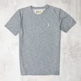 Remera básica celeste jaspeada, de corte clásico y tejido suave.