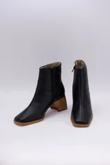 Botas cortas de cuero negro con cierre lateral y taco de madera.