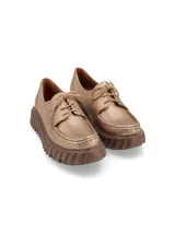 Zapato acordonado de cuero metalizado color dorado, con plataforma acanalada y plantilla de cuero.