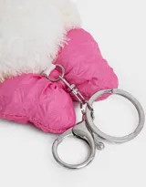Llavero de peluche con forma de oso blanco, moño rosa y fresa. Cuenta con gancho metálico para colgar.