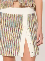 Minifalda tejida multicolor de calce al cuerpo y silueta corta. Presenta cartera media en lateral con broches para cerrar.