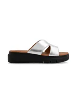 Sandalia plateada con capellada de cuero metalizado, suela anatómica, forro y plantilla de cuero, y suela de PU. Diseñada en Uruguay y fabricada en colaboración con Relaxshoe.