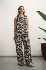 Pantalón de vestir de tiro alto con estampado abstracto en blanco y negro.